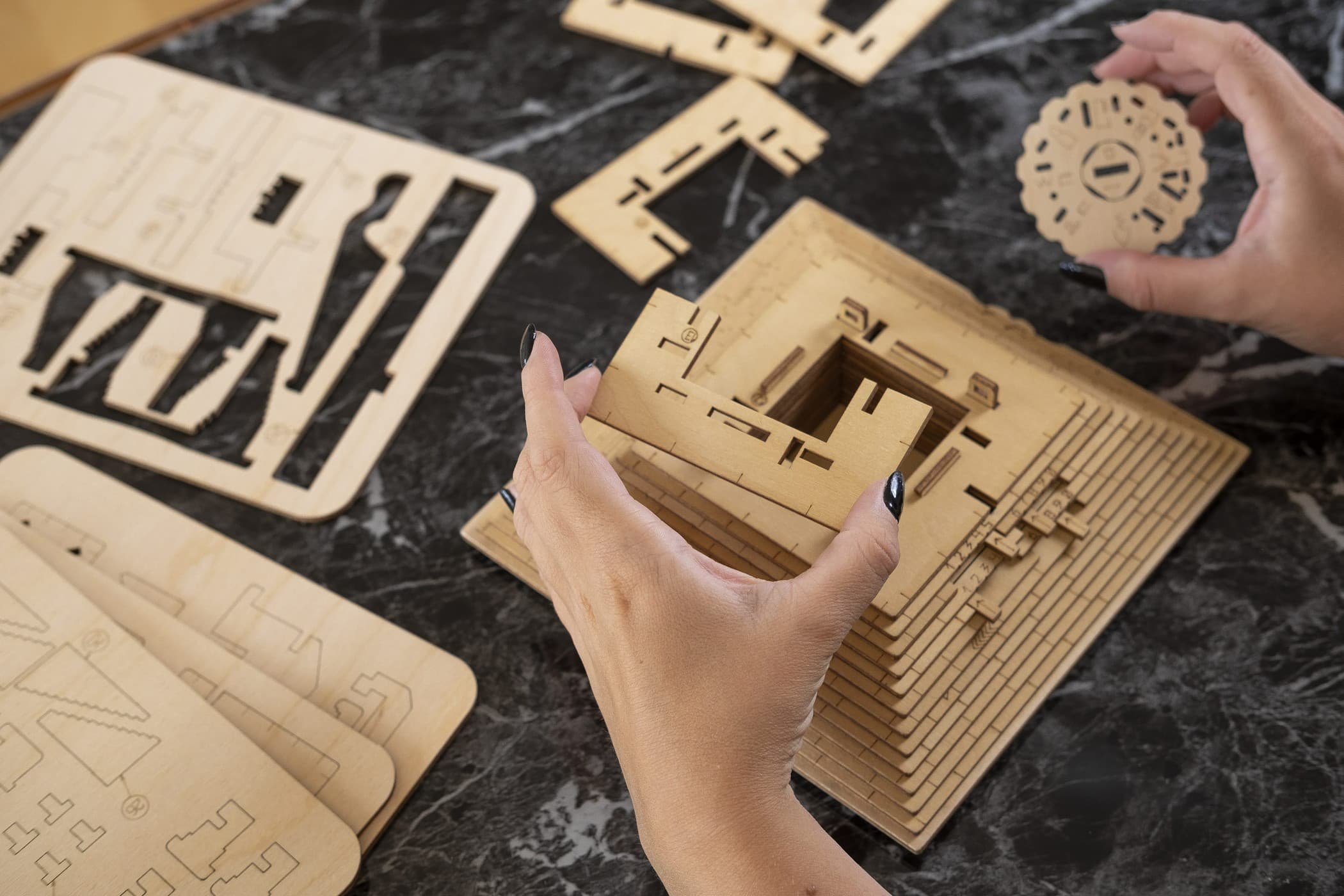 Fotos und Abbildungen von 3D Puzzle Game Quest Pyramid. ESC WELT.